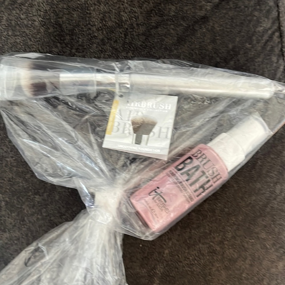 IT brushes by ULTA- smoothing goundation air brush with brush bath cleaner.